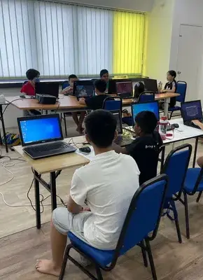 Advaspire learning minecraft through laptop