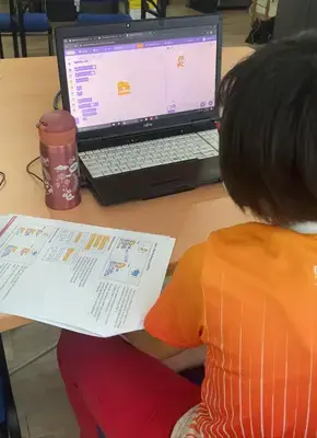 Advaspire student larning scratch