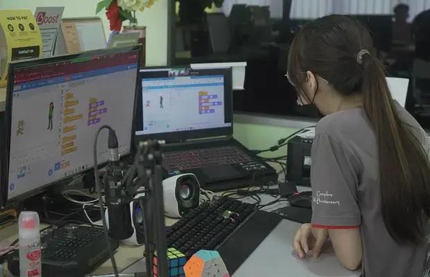 Advaspire trainer teaching scratch coding