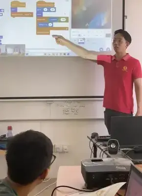 Advaspire trainer teaching scratch