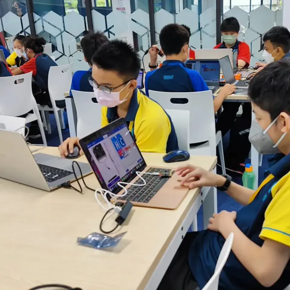 Micro:bit class at Advaspire