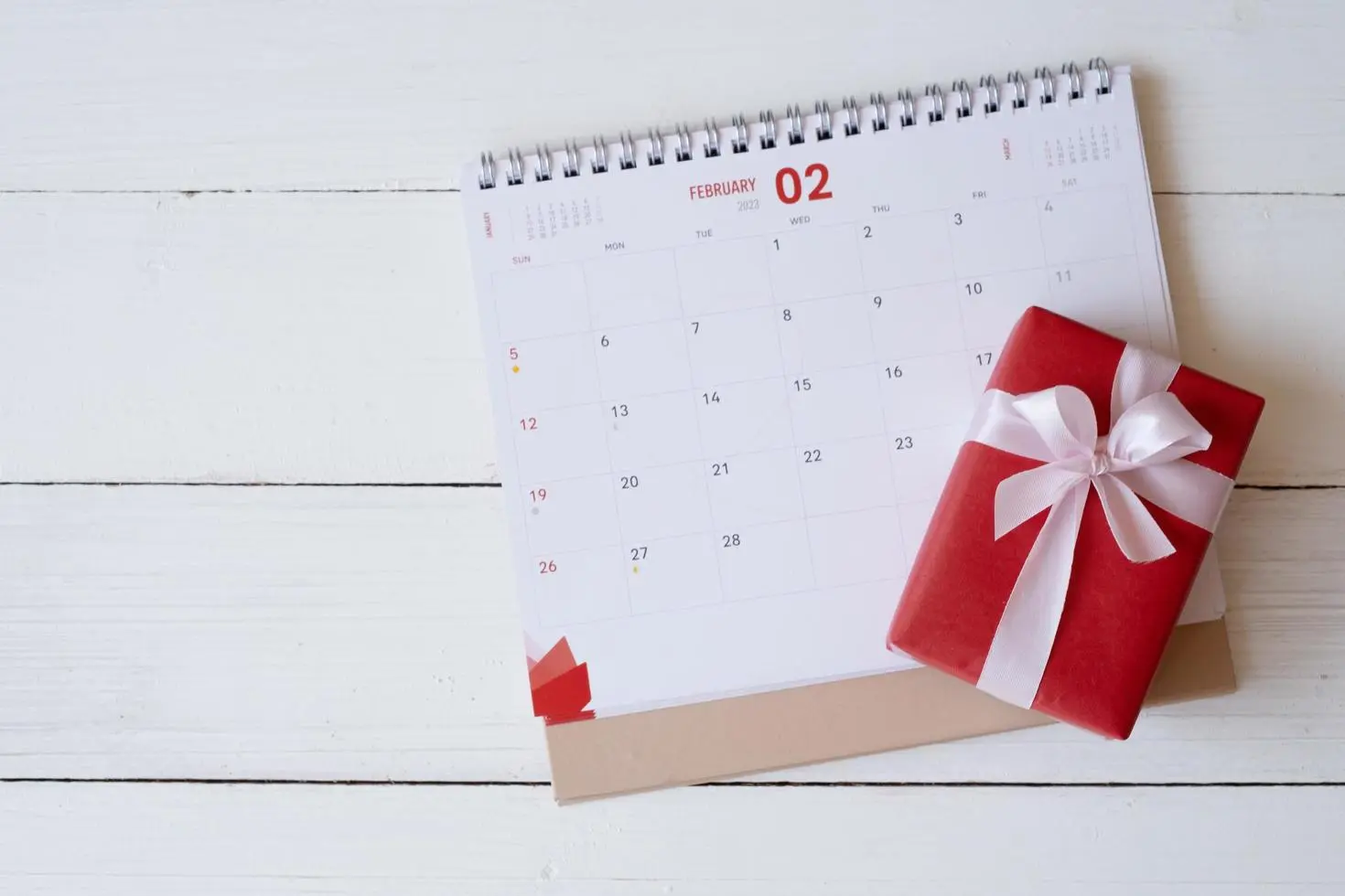 Red gift box on calendar